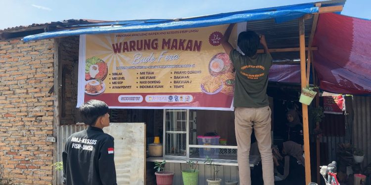 Mahasiswa Kessos FISIP UMSU Hidupkan Semangat Kemandirian UMKM Lewat Program “Kencleng Baper”